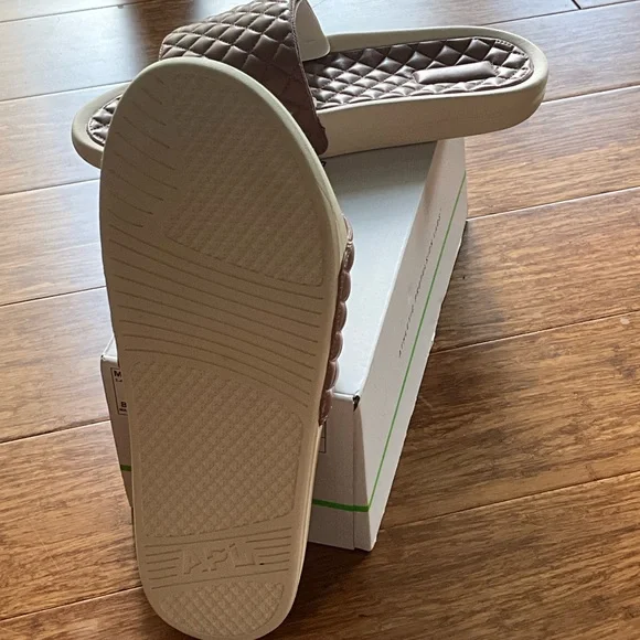 APL Quilted Slide - Picture 3 of 3